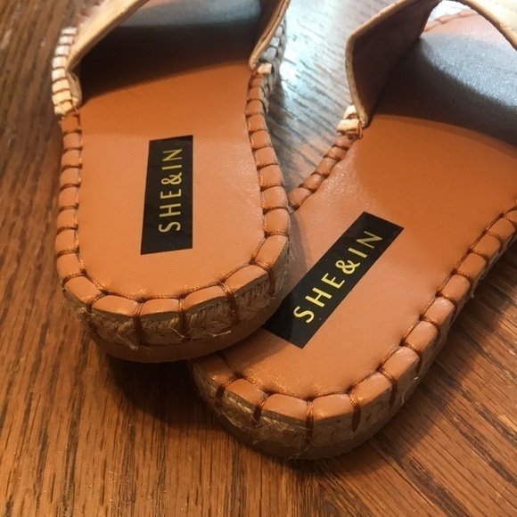 𝅺🆕 She & In White Quilted Sandals 7.5 - Picture 3 of 6